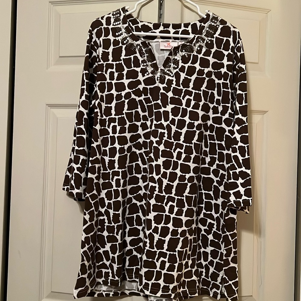 Quacker Factory Size 1X Giraffe  3/4 Sleeve Sequin Embellished Tunic.